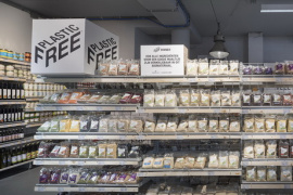 Первый в мире прилавок с продуктами без пластиковой упаковки открыла сеть Ekoplaza.